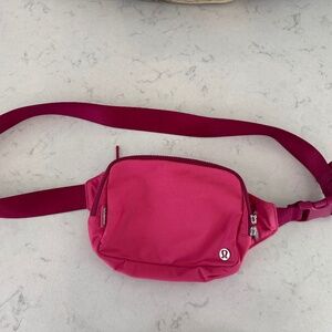 Lululemon Everywhere Belt Bag 2L Raspberry Coulis/Wild Berry